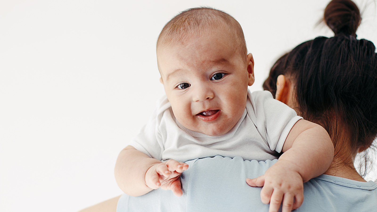 ‪الخبراء ينصحون بالتربيت على ظهر الطفل الرضيع أو تدليكه بلطف لإخراج الغازات قبل الوجبة وبعدها‬ (غيتي)