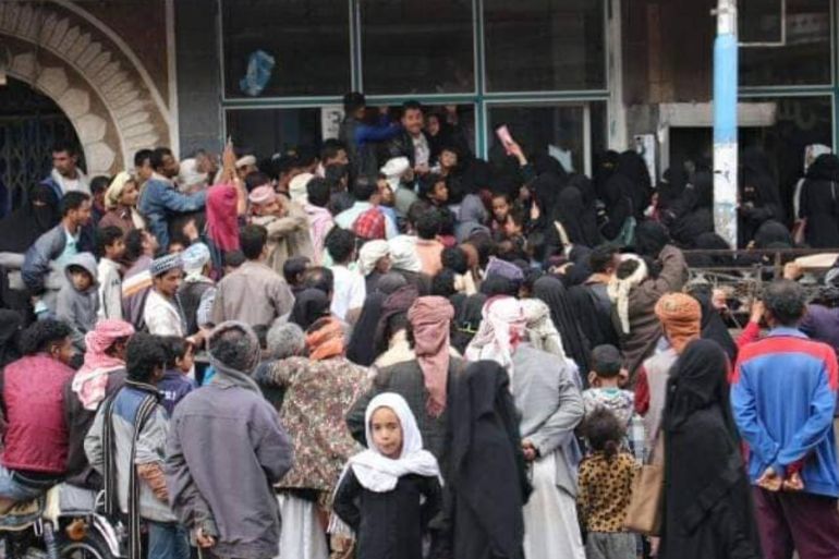 مراد العريفي - الجزيرة نت- العشرات من الفقراء يتدافعون للوصول إلى وجبة غذاء يوزعها مطبخ خيري-إب - الحرب حرمت فقراء اليمن التكافل في رمضان