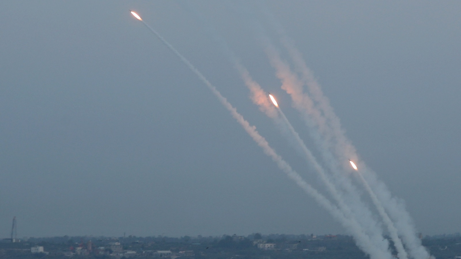 ‪الفصائل الفلسطينية لم تستخدم صواريخها البعيدة المدى واكتفت برد يعكس مدى التصعيد الإسرائيلي‬ (رويترز)