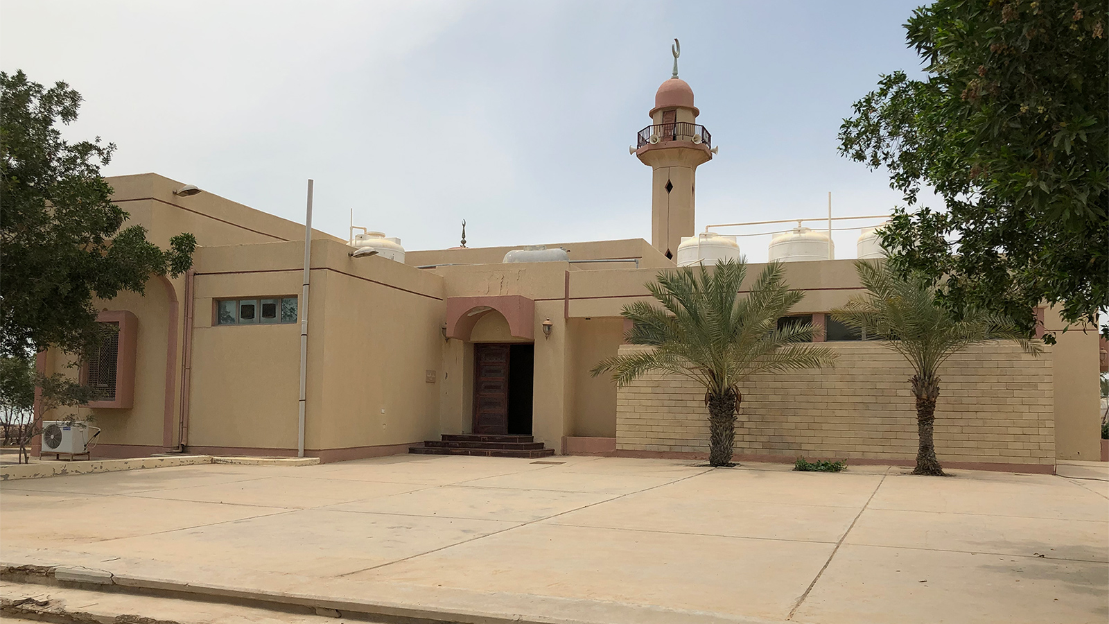 ‪مسجد الشيخة فتوح الصباح رمم لأداء الصلوات فيه‬ (الجزيرة نت)