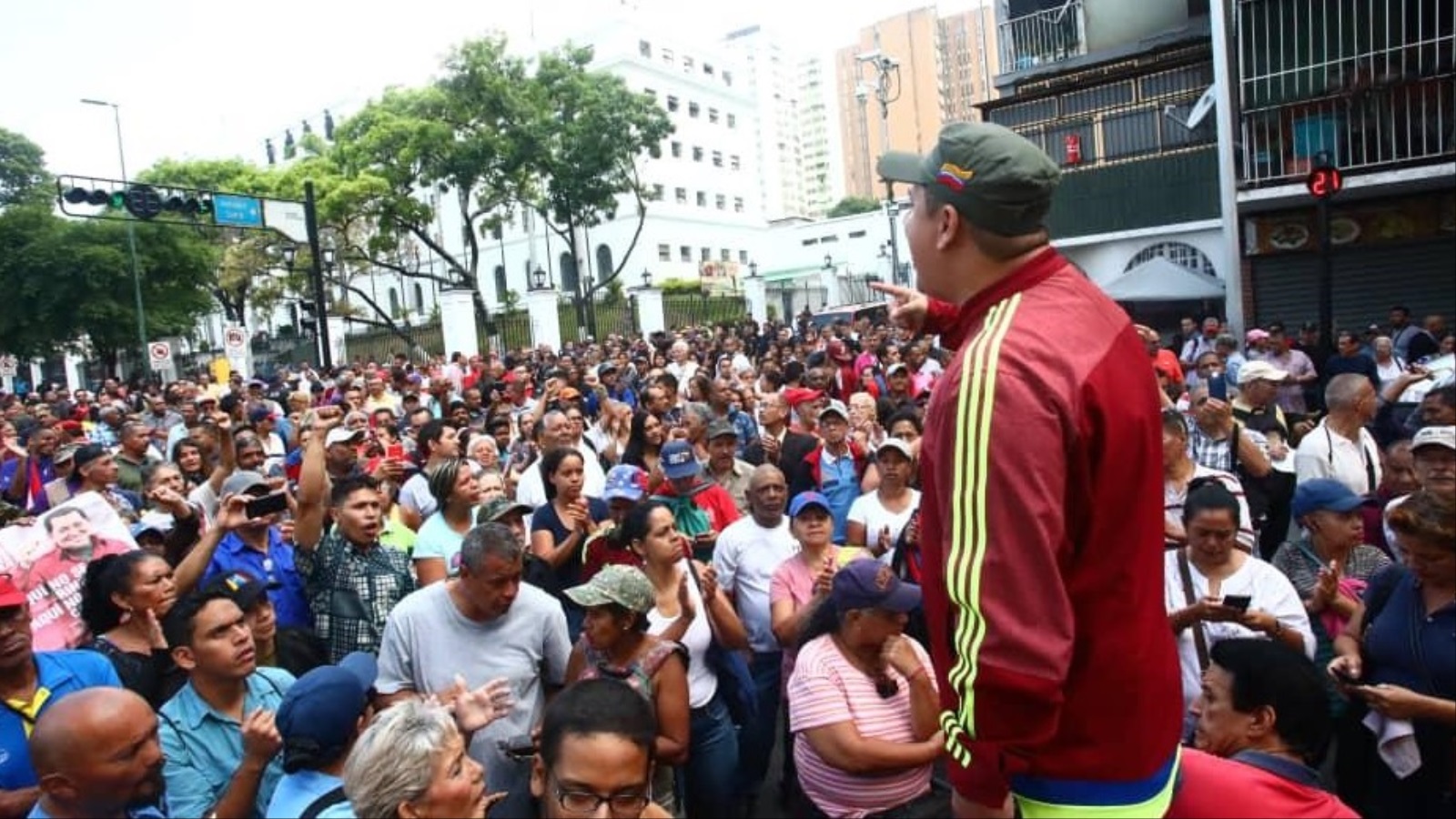 ‪أنصار مادورو احتشدوا في شوارع كركاس للتأكيد على وقوفهم إلى جانبه‬ (الأناضول)