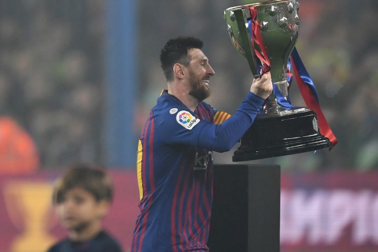 BARCELONA, SPAIN - APRIL 27: Lionel Messi of FC Barcelona celebrates with the La Liga trophy following his team's victory in the La Liga match between FC Barcelona and Levante UD at Camp Nou on April 27, 2019 in Barcelona, Spain. (Photo by David Ramos/Getty Images)