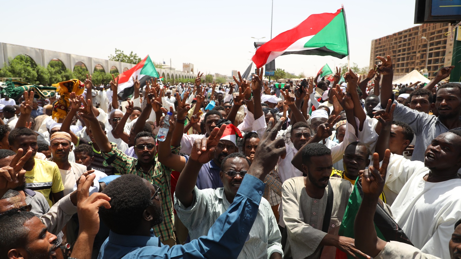بحسب مراقبين، فإن الشارع السوداني سيبحث عن بدائل في حال تفككت وحدة تحالف قوى الحرية والتغيير (الأناضول)
