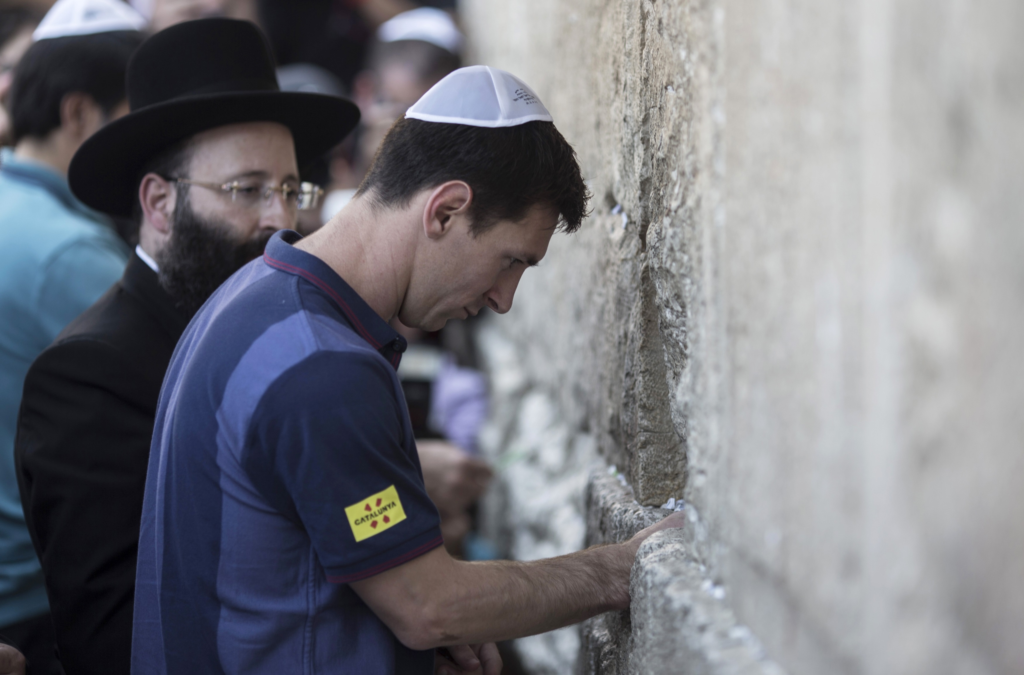  ميسي أمام حائط المبكى بالقبعة اليهودية (رويترز)