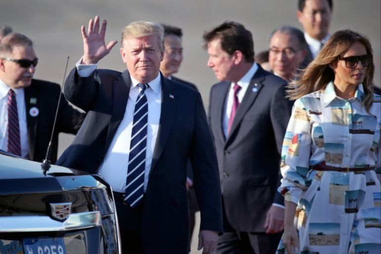 epa07598765 US President Donald J. Trump (C) waves as he and First Lady Melania Trump (R) arrive at Haneda International Airport in Tokyo, Japan, 25 May 2019. US President Trump is in Japan on a state visit. EPA-EFE/KOJI SASAHARA / POOL
