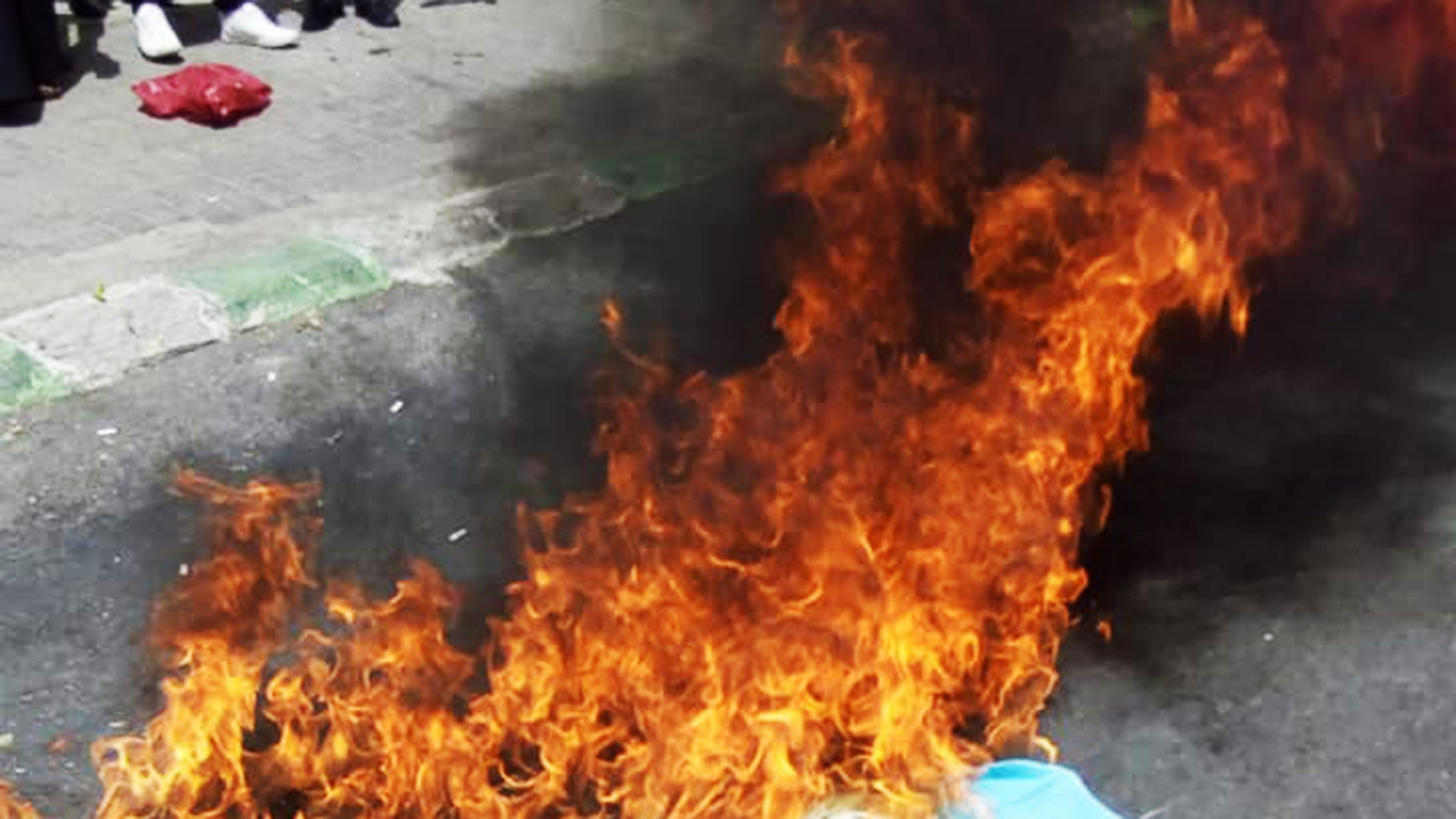 ‪ناشطون أحرقوا العلم الإسرائيلي في الكرك رفضا لاستقبال رئيس بلديتها سياحا إسرائيليين‬ (مواقع التواصل)