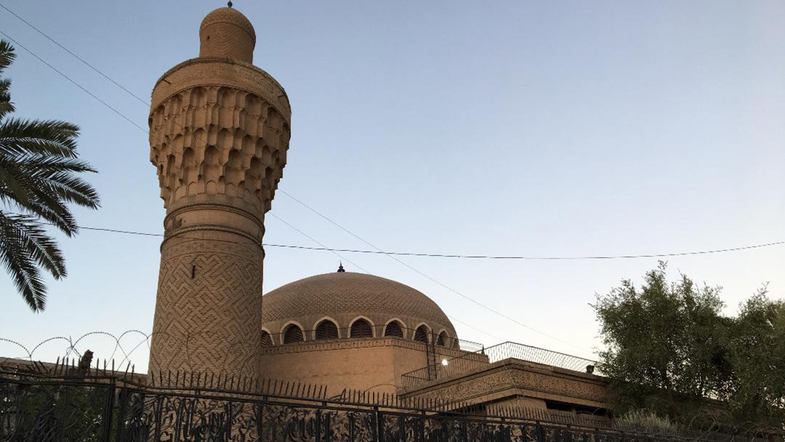 منارة جامع الخلفاء في بغداد والتي يزداد انحناؤها يوما بعد آخر (الجزيرة نت)