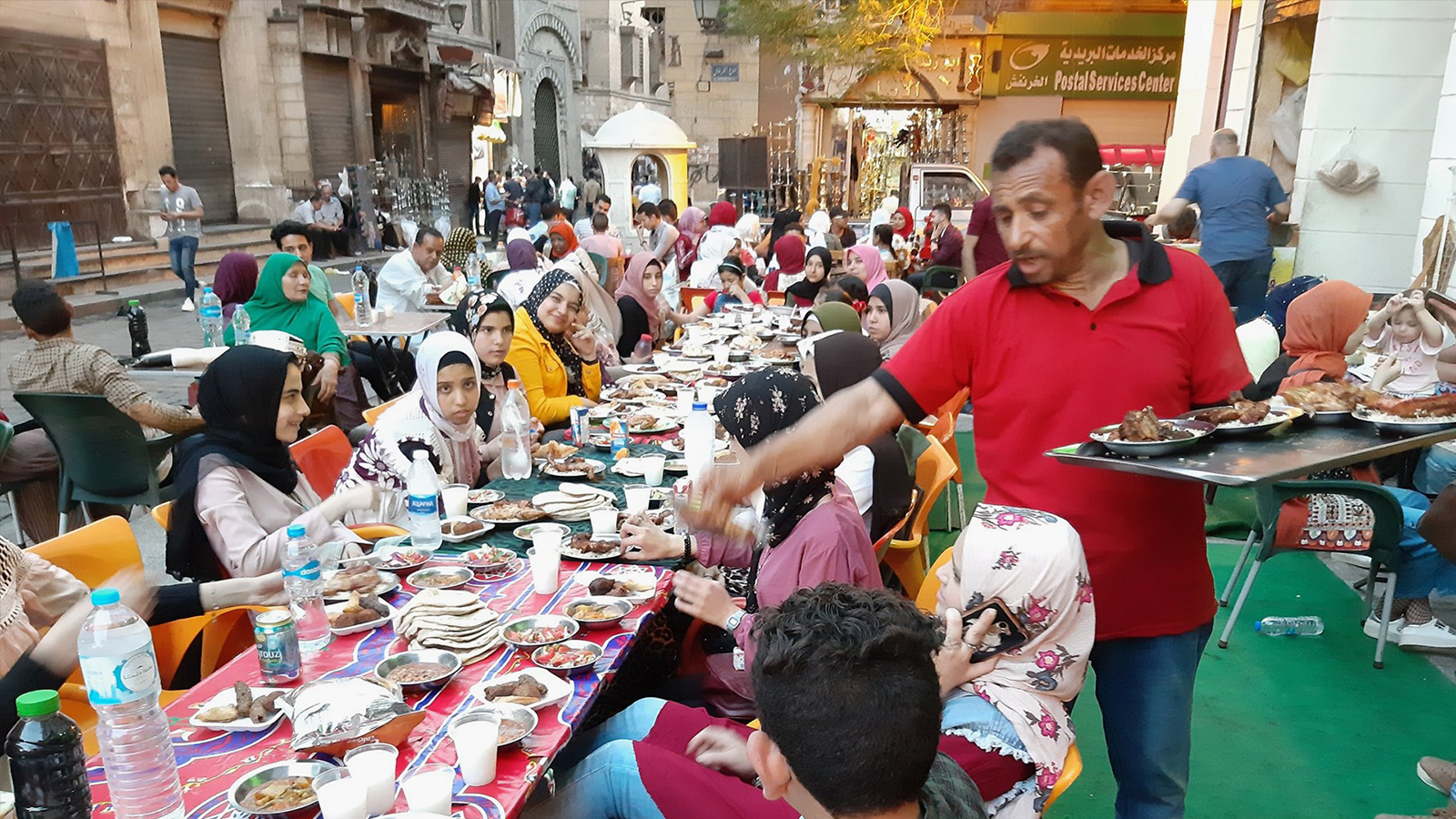 كثير من المصريين يحرصون على الإفطار والسحور مع العائلات والأصدقاء في شارع المعز (مواقع التواصل)يحرصون 