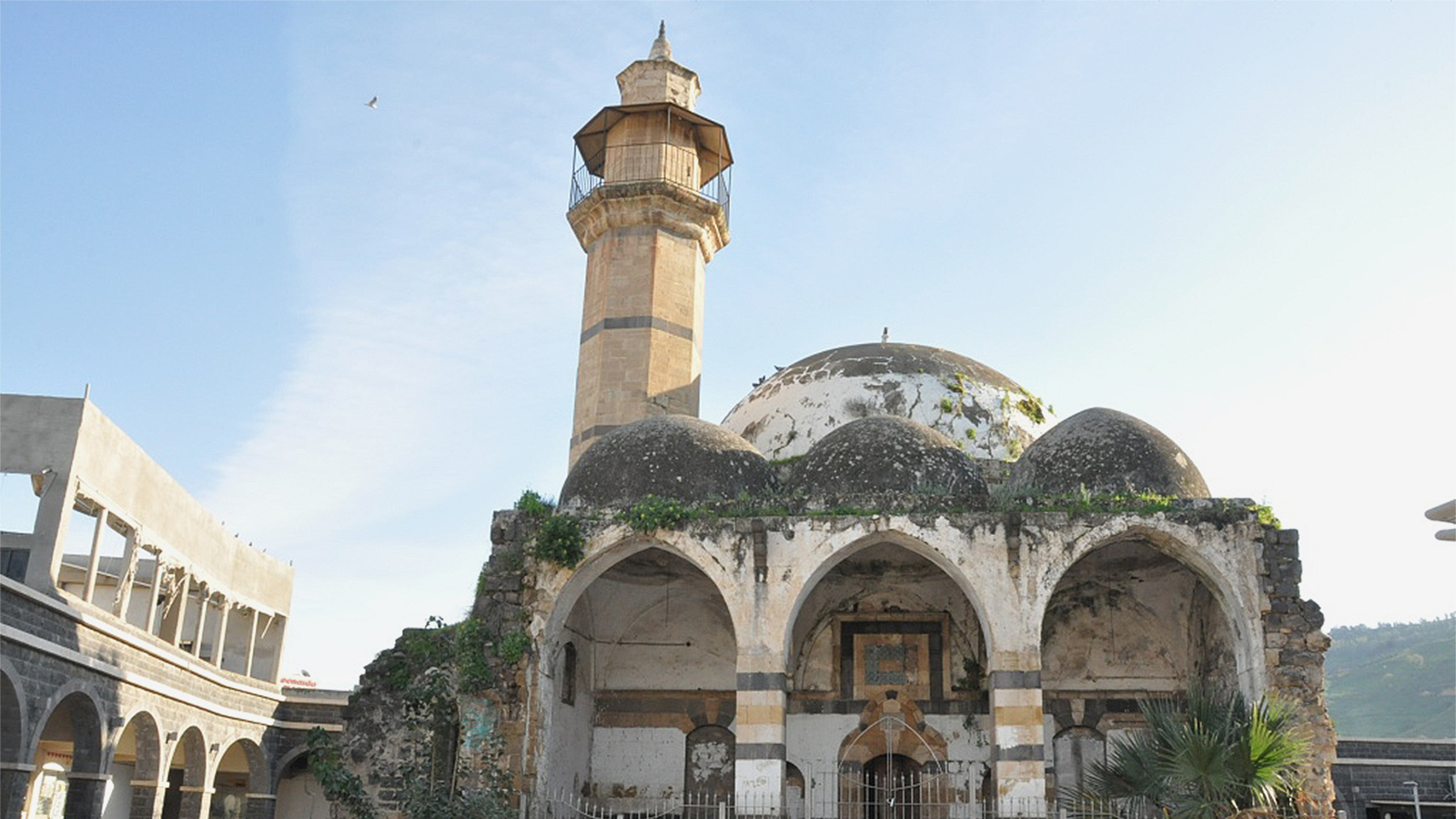 ‪مسجد الزيداني بالبلدة القديمة بطبريا مغلق ويواجه مخططا لتطويره إلى مشروع سياحي تجاري‬ (الجزيرة)