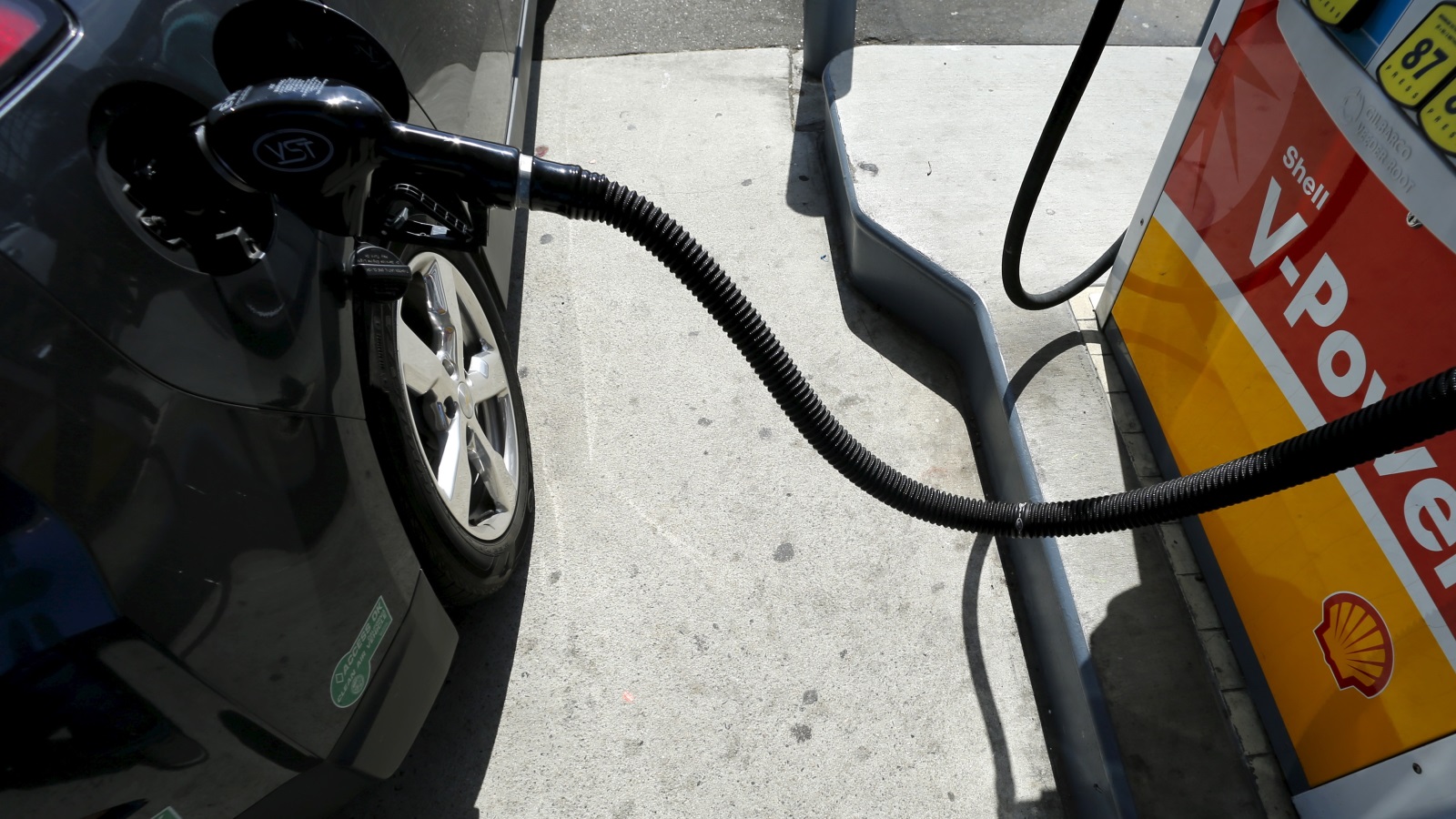 ‪ارتفاع أسعار النفط سيمارس ضغطا على المستهلك الأميركي‬ (رويترز)