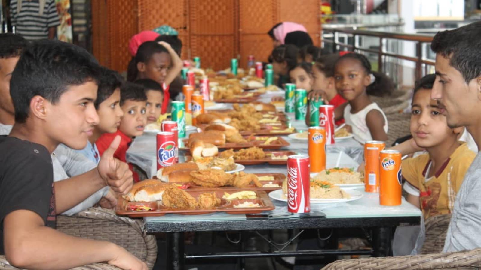 ‪تحاول بعض الجمعيات العمل بجهود محدودة لإطعام أطفال في مؤسسة تُعنى بتنمية اليتيم‬ (الجزيرة)
