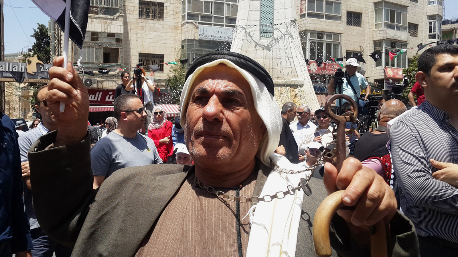 ‪مفتاح العودة في يد اللاجئ خيري أبو ناصر المهجر من قرية زمارين قضاء حيفا‬  (الجزيرة)
