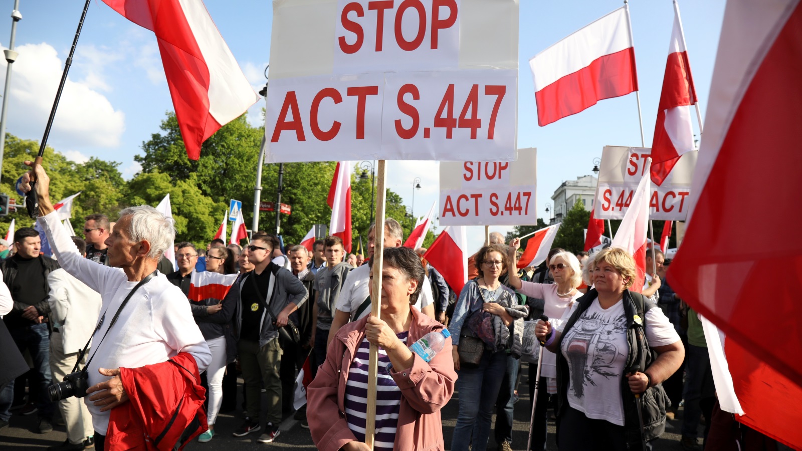 ‪بولنديون يحتجون على قانون أميركي بشأن تعويضات عن الممتلكات اليهودية التي صودرت أثناء الحرب العالمية الثانية‬  (رويترز)
