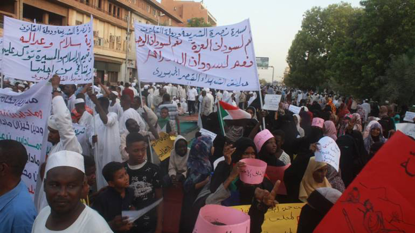 مسيرة لتيار نصرة الشريعة ودولة القانون في السودان الأسبوع الجاري(الجزيرة)