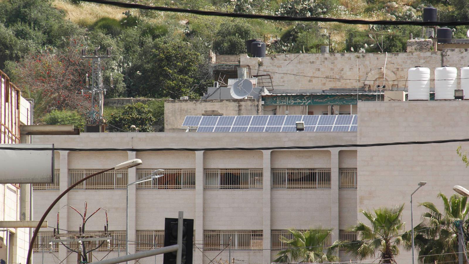 ‪ثماني مدارس بنابلس حظيت بمشروع الطاقة الشمسية‬ (الجزيرة)