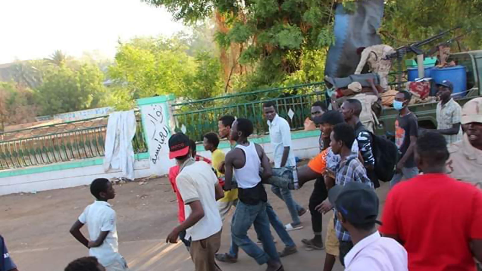 محاولة إزالة المتاريس خلفت إصابات بين المتظاهرين (الجزيرة)