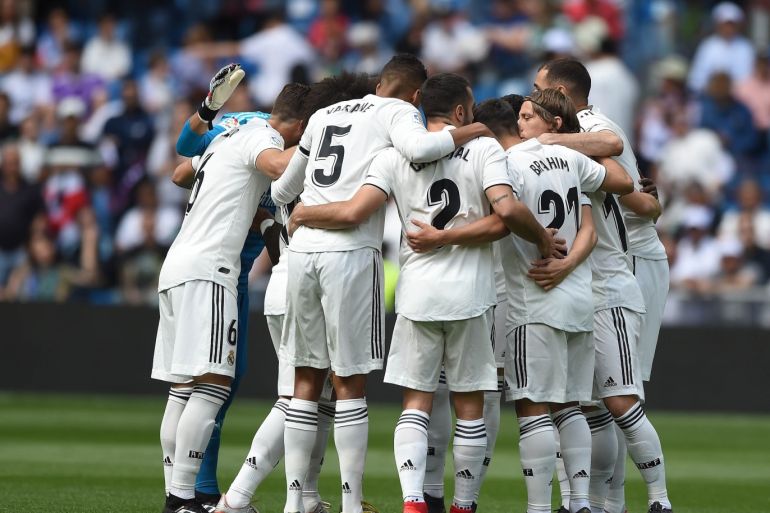 MADRID, SPAIN - MAY 19: Real Madrid players get ready for the start of the La Liga match between Real Madrid CF and Real Betis Balompie at Estadio Santiago Bernabeu on May 19, 2019 in Madrid, Spain. (Photo by Denis Doyle/Getty Images)