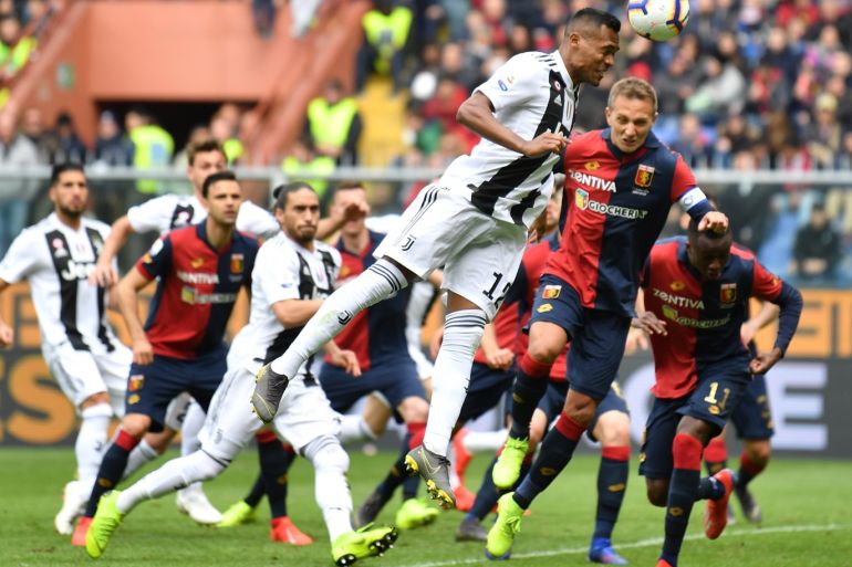 GENOA, ITALY - MARCH 17: Domenico Criscito (R) of Genoa CFC goes up with Alex Sandro of Juventus during the Serie A match between Genoa CFC and Juventus at Stadio Luigi Ferraris on March 17, 2019 in Genoa, Italy. (Photo by Valerio Pennicino/Getty Images)