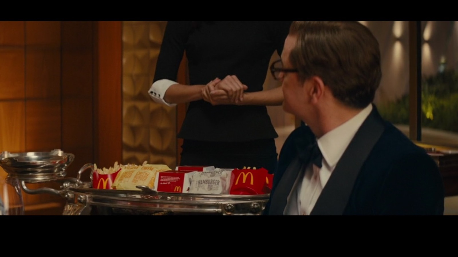 مشهد من فيلم the secret service تظهر فيه العلامة التجارية لماكدونالدز في سياق الفيلم (مواقع التواصل)