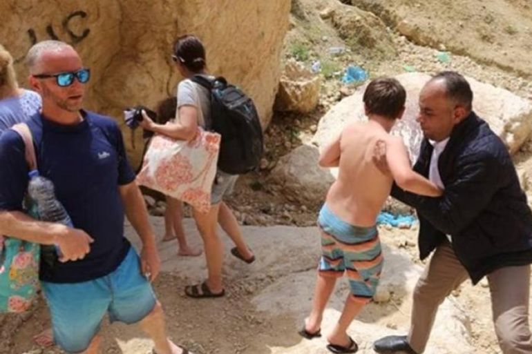 رئيس بلدية الكرك يحمل طفل إسرائيلي خلال جولة سياحية لسياح إسرائيليين في محافظة الكرك جنوبي الأردن- مواقع التواصل