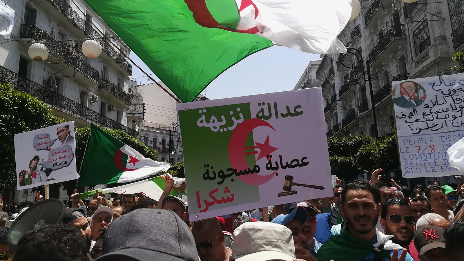 ‪متظاهرون في قلب العاصمة الجزائر يصرون على تطبيق العدالة لمحاربة الفساد‬ (الجزيرة)