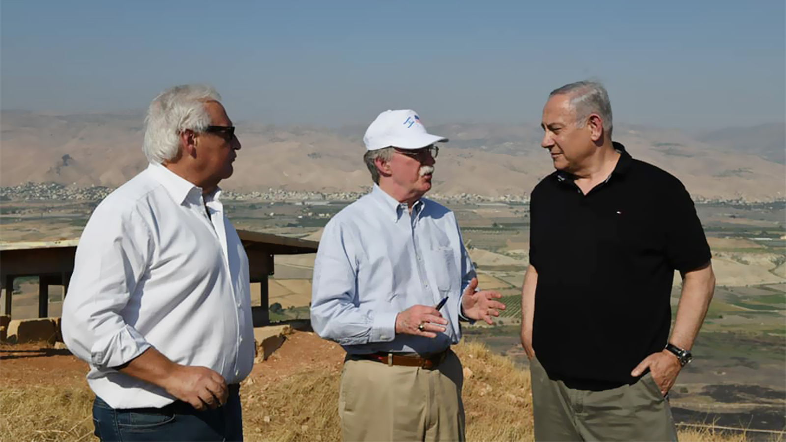‪نتنياهو وبولتون (وسط) خلال جولة ميدانية بغور الأردن‬ (الصحافة الإسرائيلية)