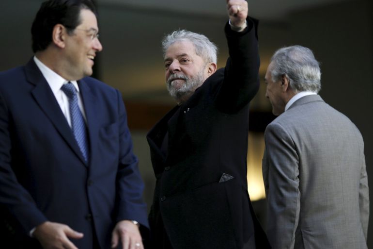 Former Brazilian President Luiz Inacio Lula da Silva gestures during a meeting with Brazil's Vice President Michel Temer and other politicians of the Brazilian Democratic Movement Party (PMDB) before a breakfast at the Jaburu Palace in Brasilia, August 12, 2015. REUTERS/Ueslei Marcelino