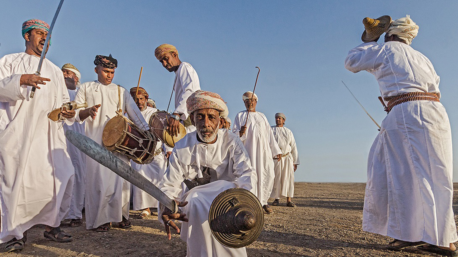 الرزحة العمانية تؤدى في معظم مناطق سلطنة عمان(مواقع التواصل الاجتماعي)