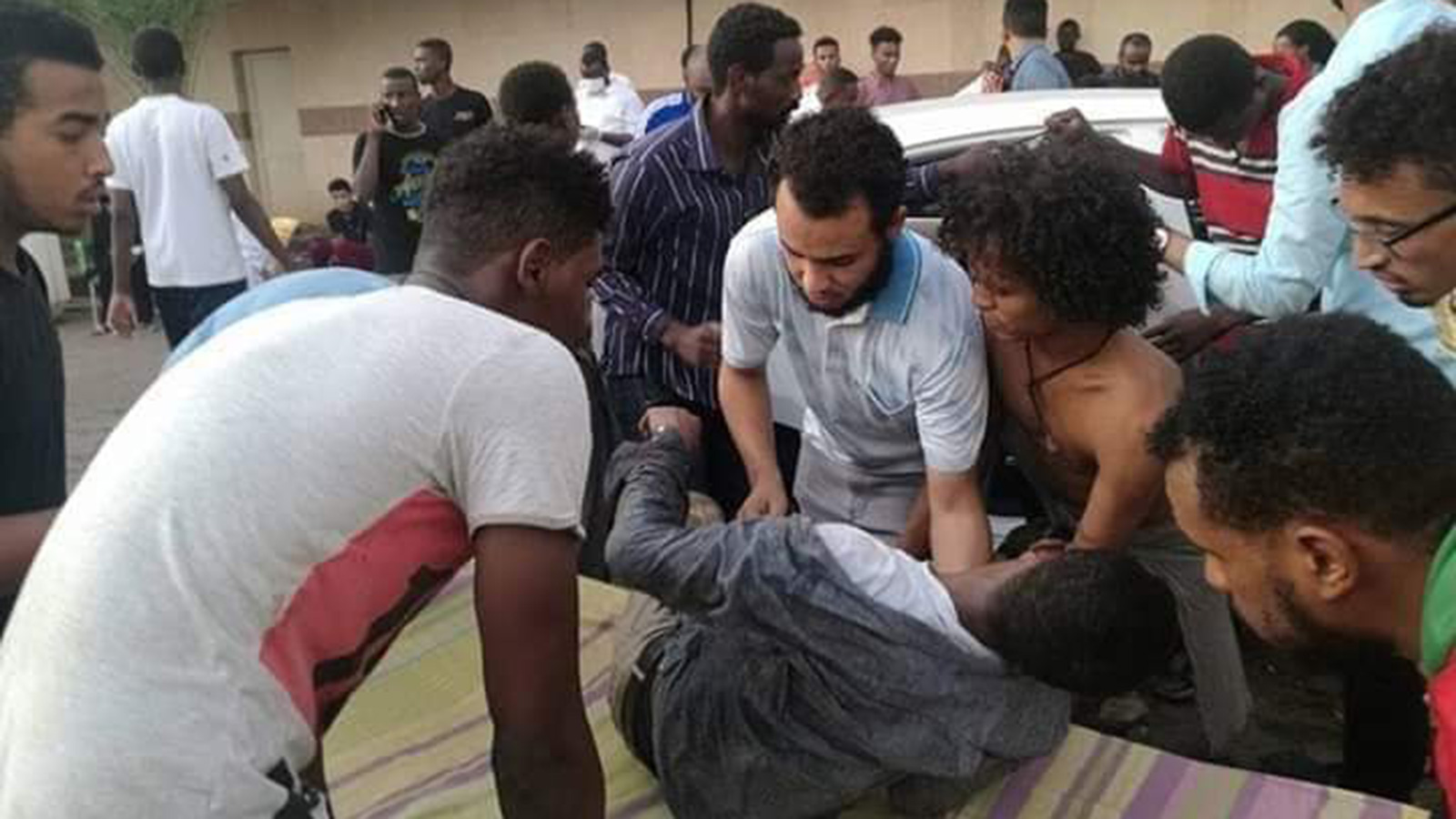 ‪العشرات أصيبوا بجروح خطيرة وفقا للجنة أطباء السودان المركزية‬ (مواقع التواصل