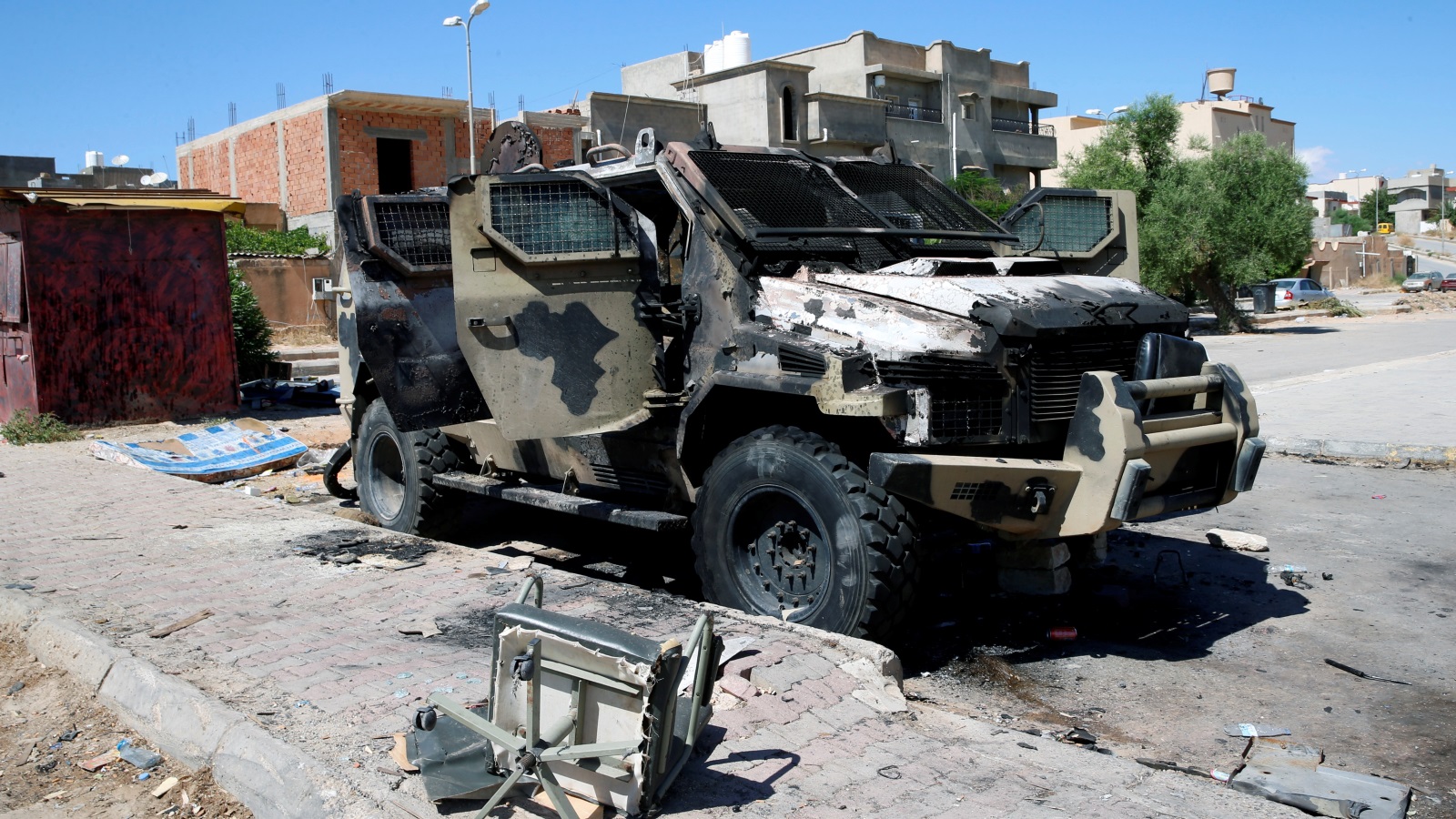 ‪مركبة مدمرة تابعة لقوات حفتر في غريان‬  (رويترز)