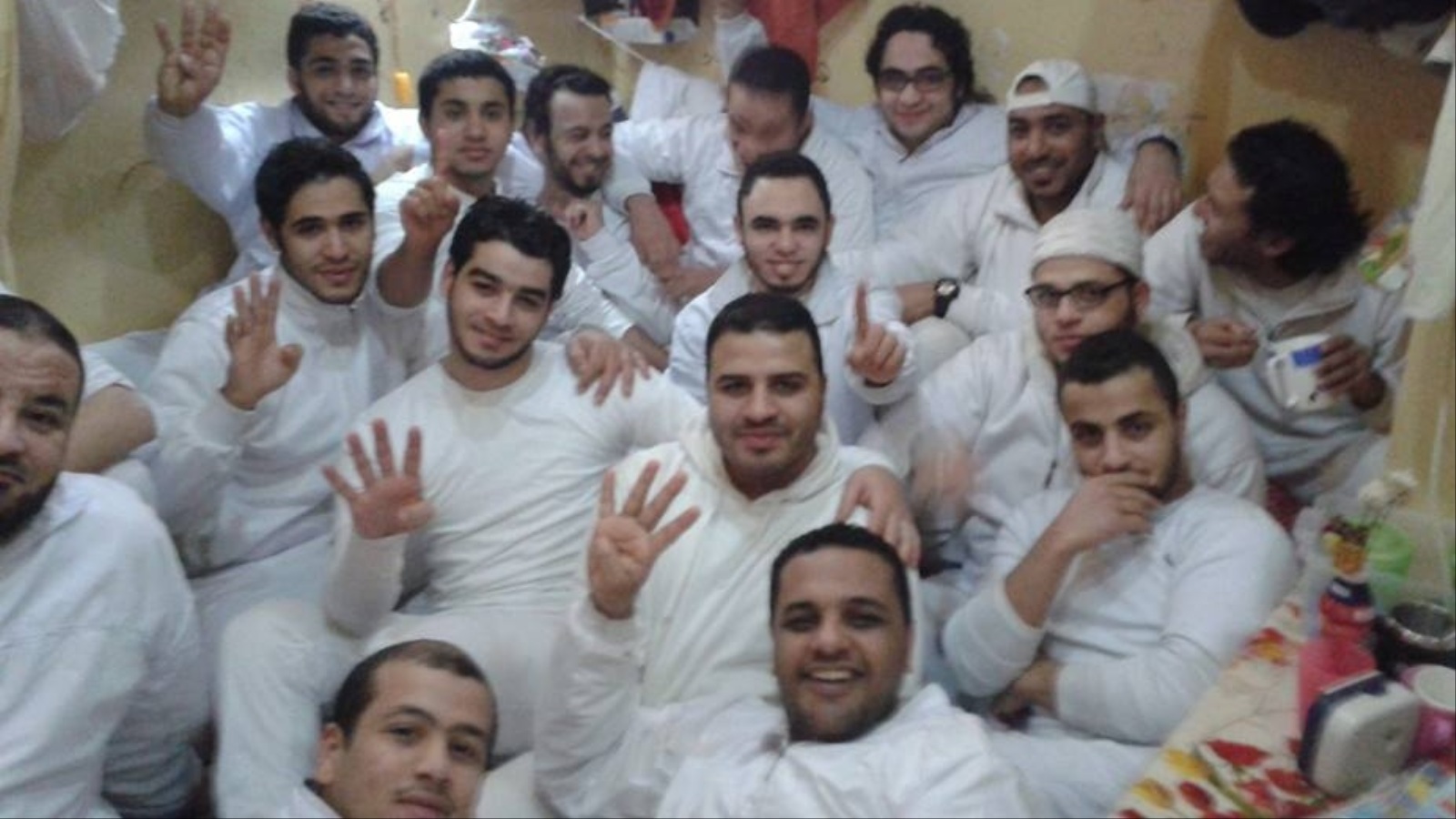‪مجموعة من المعتقلين بأحد السجون المصرية‬ مجموعة من المعتقلين بأحد السجون المصرية (مواقع التواصل)
