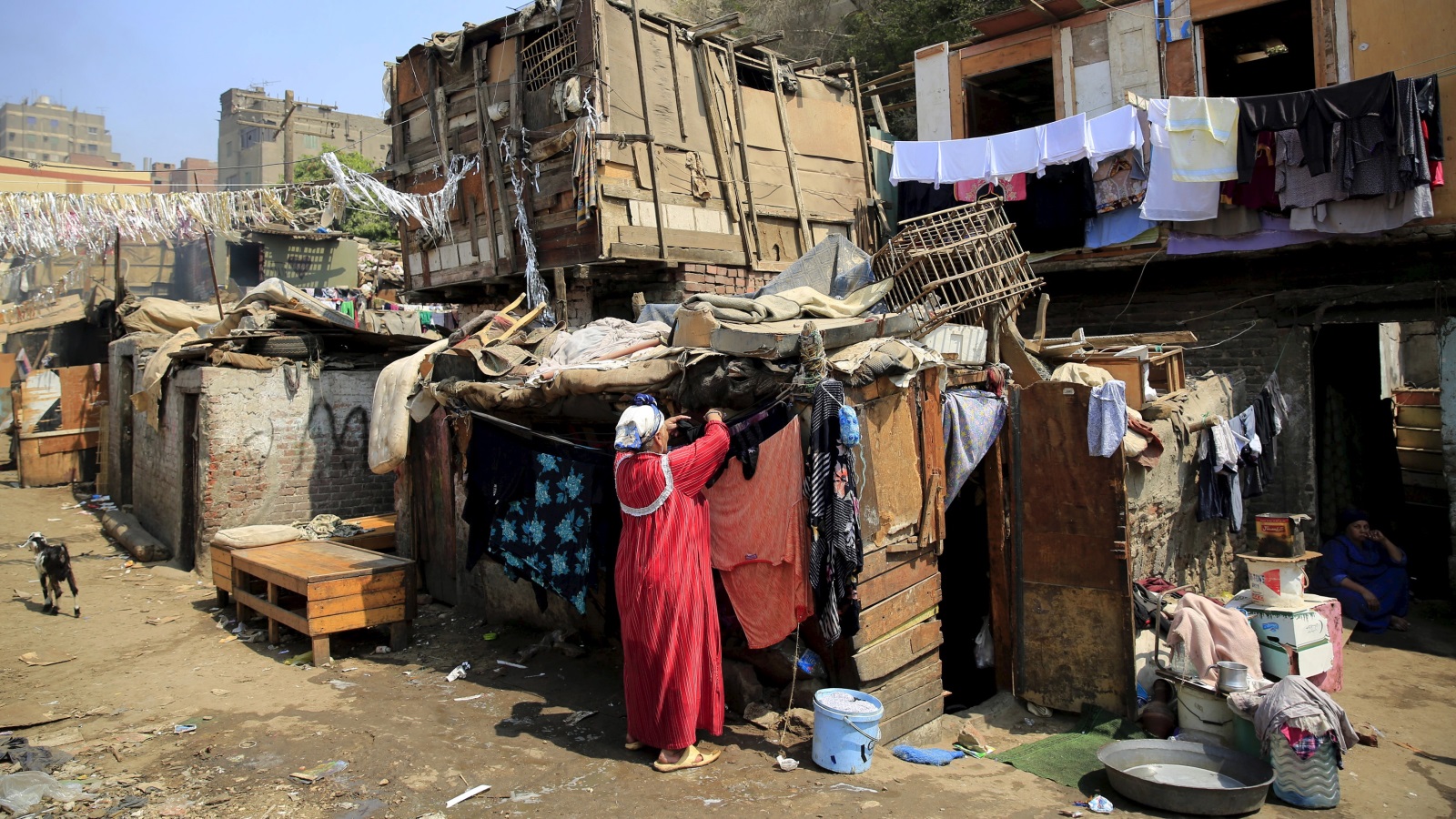 أعلن الجهاز المركزي للتعبئة والإحصاء في مصر عن تزايد نسبة المصريين تحت خط الفقر بالنسبة إلى 26.3%، ما يعني أن أكثر من ربع المصريين دون خط الفقر  (رويترز)