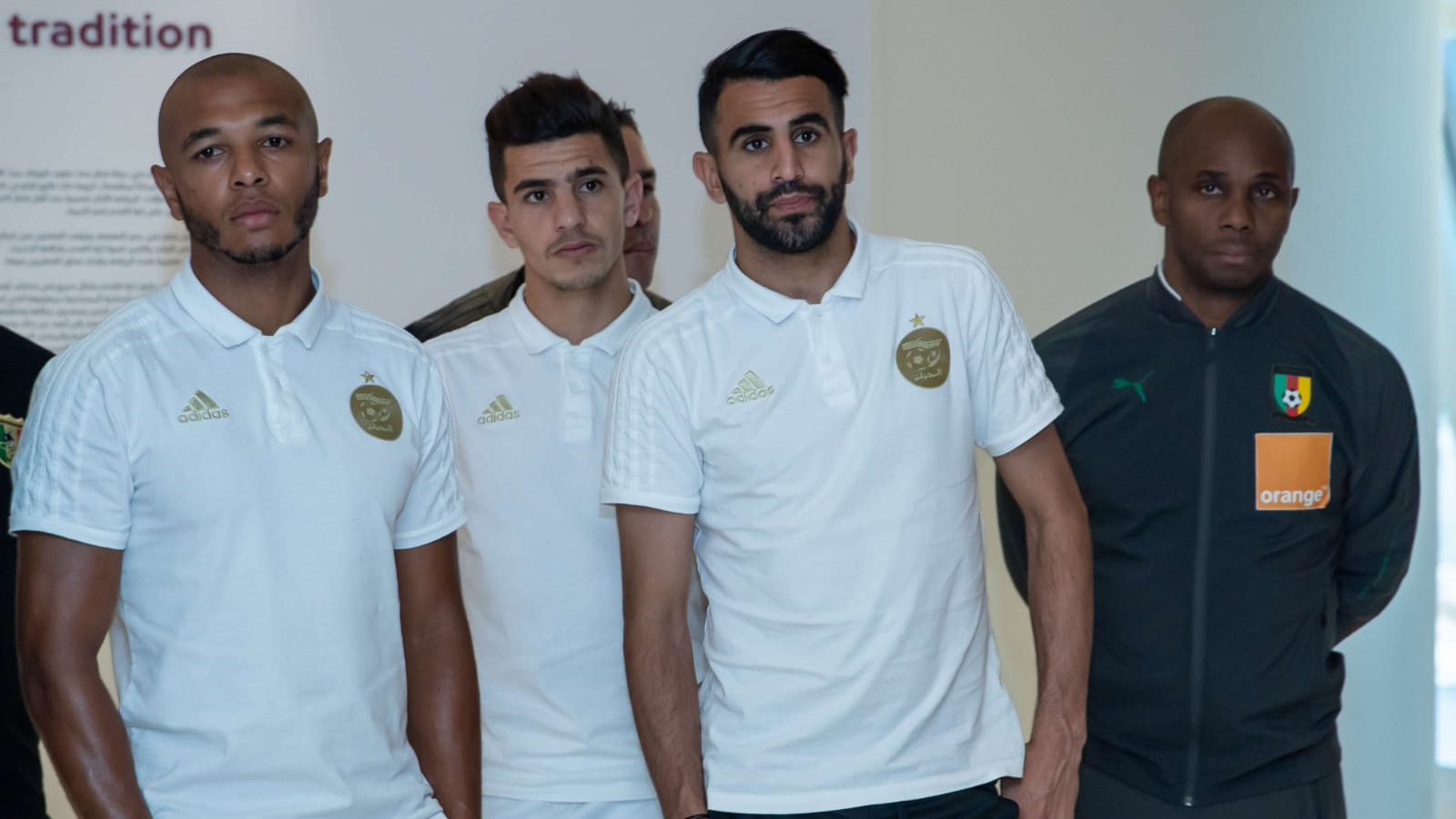 ‪منتخب الجزائر ومحرز يدعمان كأس العالم 2022‬ (الجزيرة)