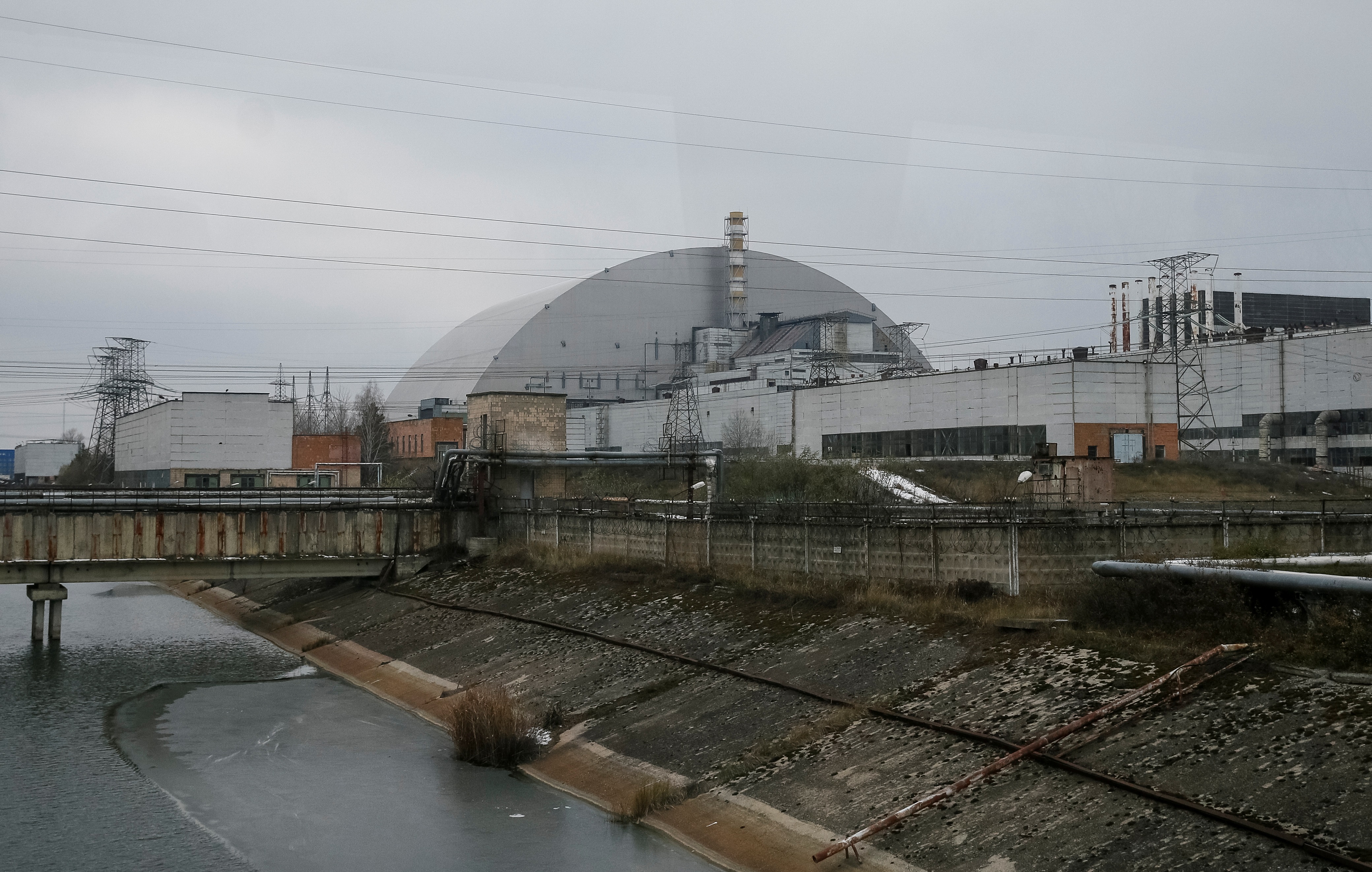 مفاعل تشيرنوبيل الآن، يحاط بقبة ضخمة بارتفاع أكثر من 250 متر وطول 160 متر لحجب الإشعاع (رويترز)