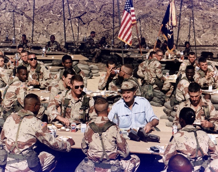 الرئيس الأميركي جورج بوش الأب، في زيارة للجنود الأميركيين في السعودية، عام 1990م (مواقع التواصل)