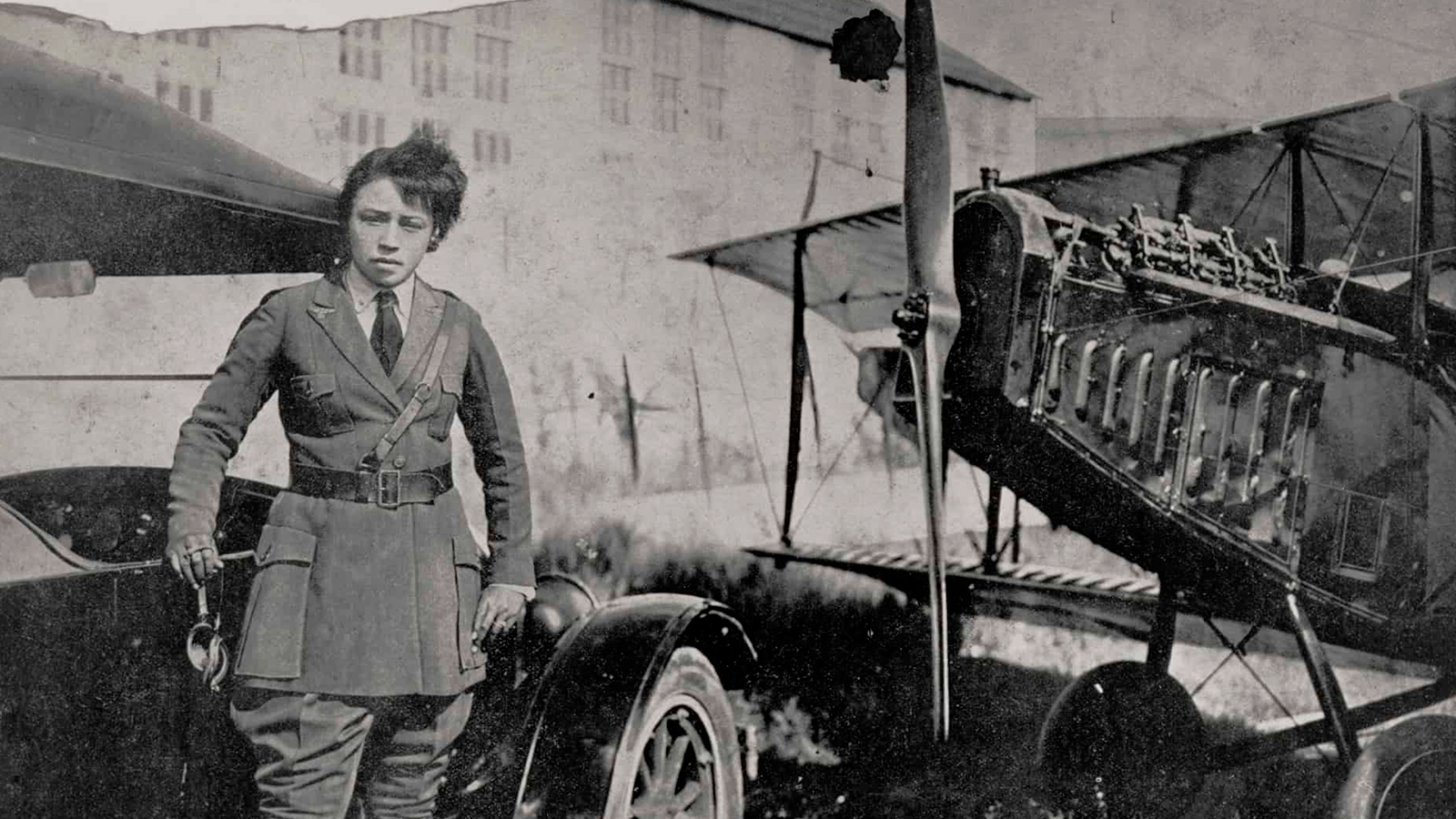بيسي كولمان أول أميركية من أصل أفريقي تحصل على رخصة قيادة طائرة من فرنسا (مواقع التواصل)