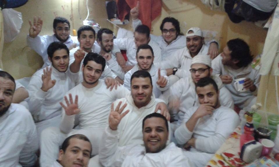 صورة على مواقع التواصل الاجتماعي لمجموعة من المعتقلين بأحد السجون المصرية (الجزيرة)