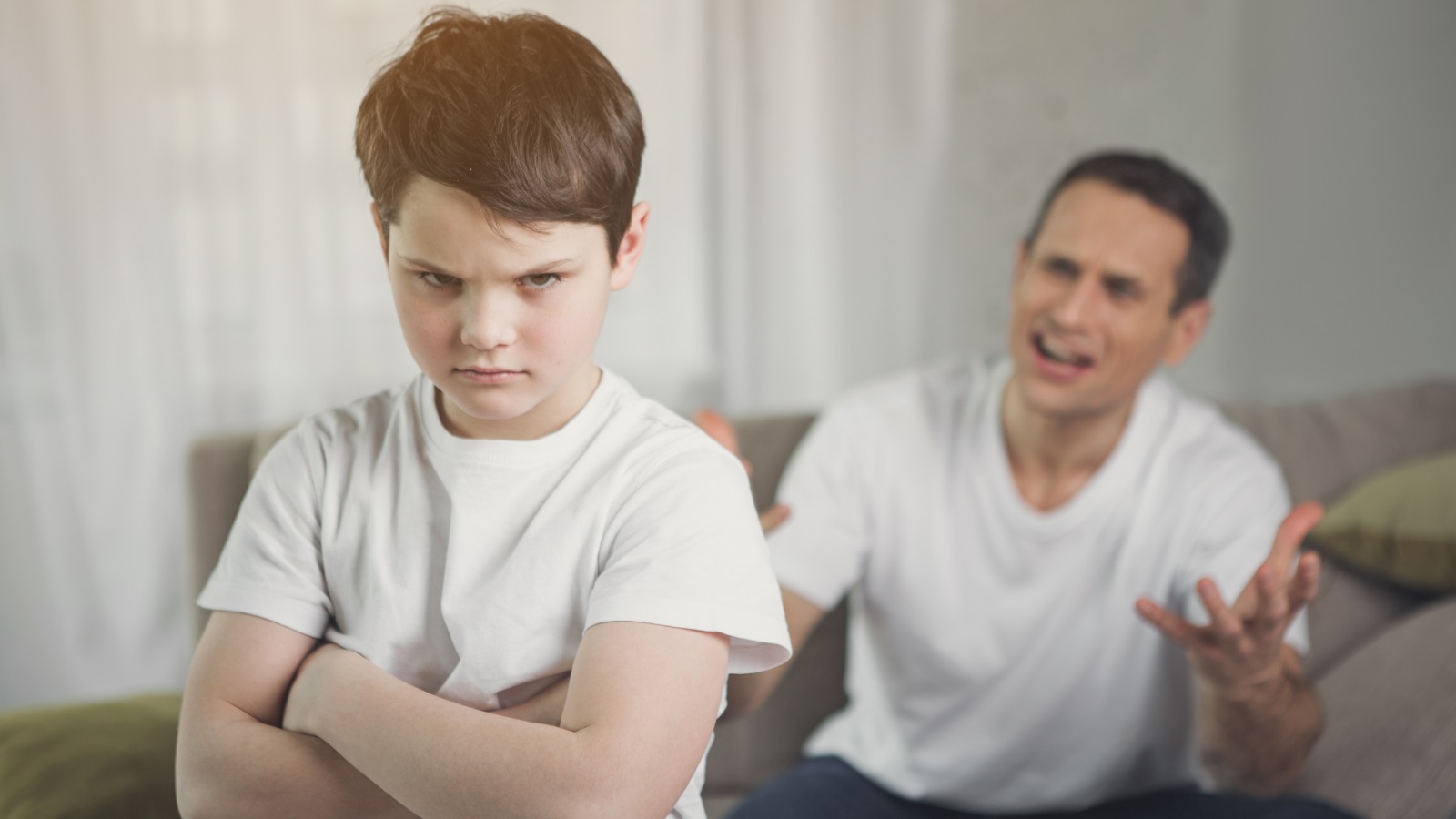 الأطفال والمراهقين الذين يشعرون بأن السيطرة النفسية لآبائهم مرتفعة يكونون أكثر عرضة للإصابة باضطرابات نفسية وسلوكية أكثر من غيرهم
