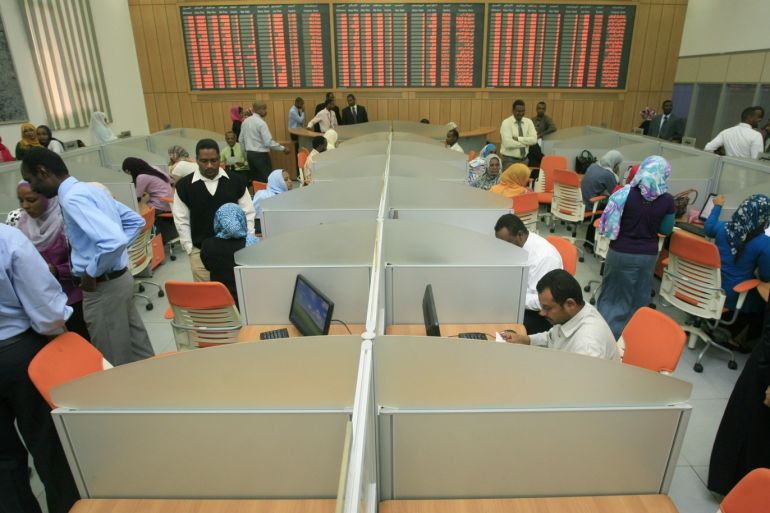 Traders work during the opening of the new electronic trading Khartoum Stock Exchange in Khartoum January 8, 2012. REUTERS/ Mohamed Nureldin Abdallah (SUDAN - Tags: BUSINESS)