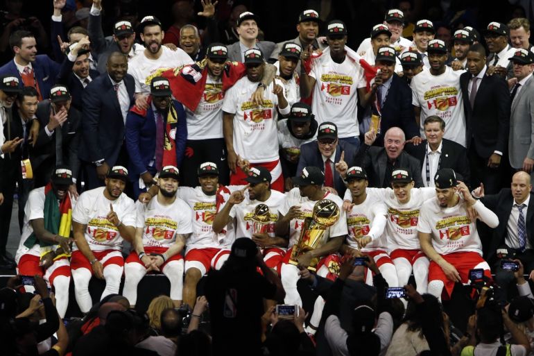 OAKLAND, CALIFORNIA - JUNE 13: The Toronto Raptors pose for a photo after their team defeated the Golden State Warriors to win Game Six of the 2019 NBA Finals at ORACLE Arena on June 13, 2019 in Oakland, California. NOTE TO USER: User expressly acknowledges and agrees that, by downloading and or using this photograph, User is consenting to the terms and conditions of the Getty Images License Agreement. Lachlan Cunningham/Getty Images/AFP== FOR NEWSPAPERS, INTERNET, TELCOS & TELEVISION USE ONLY ==