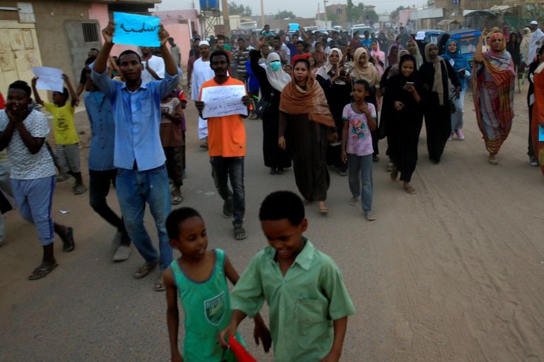 Sudanese protesters chant slogans as they demonstrate against the ruling military council, in Khartoum, Sudan June 28, 2019. REUTERS/Mohamed Nureldin Abdallah