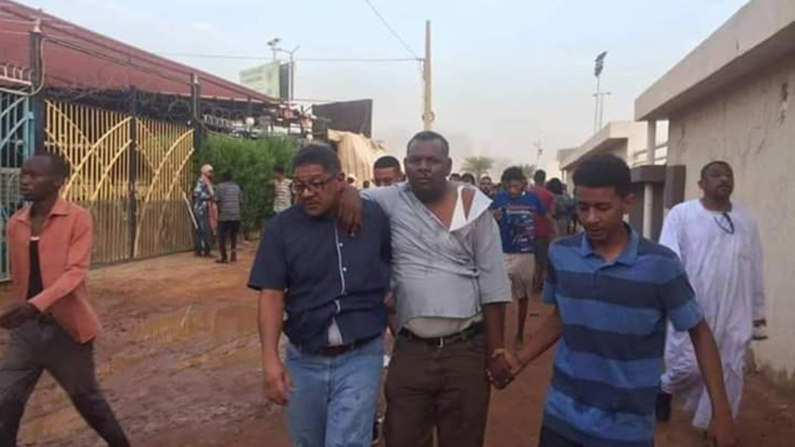 ‪إصابة مدني عباس مدني أحد ممثلي تجمع المهنيين السودانيين والمتحدثين باسمه‬ (مواقع التواصل
