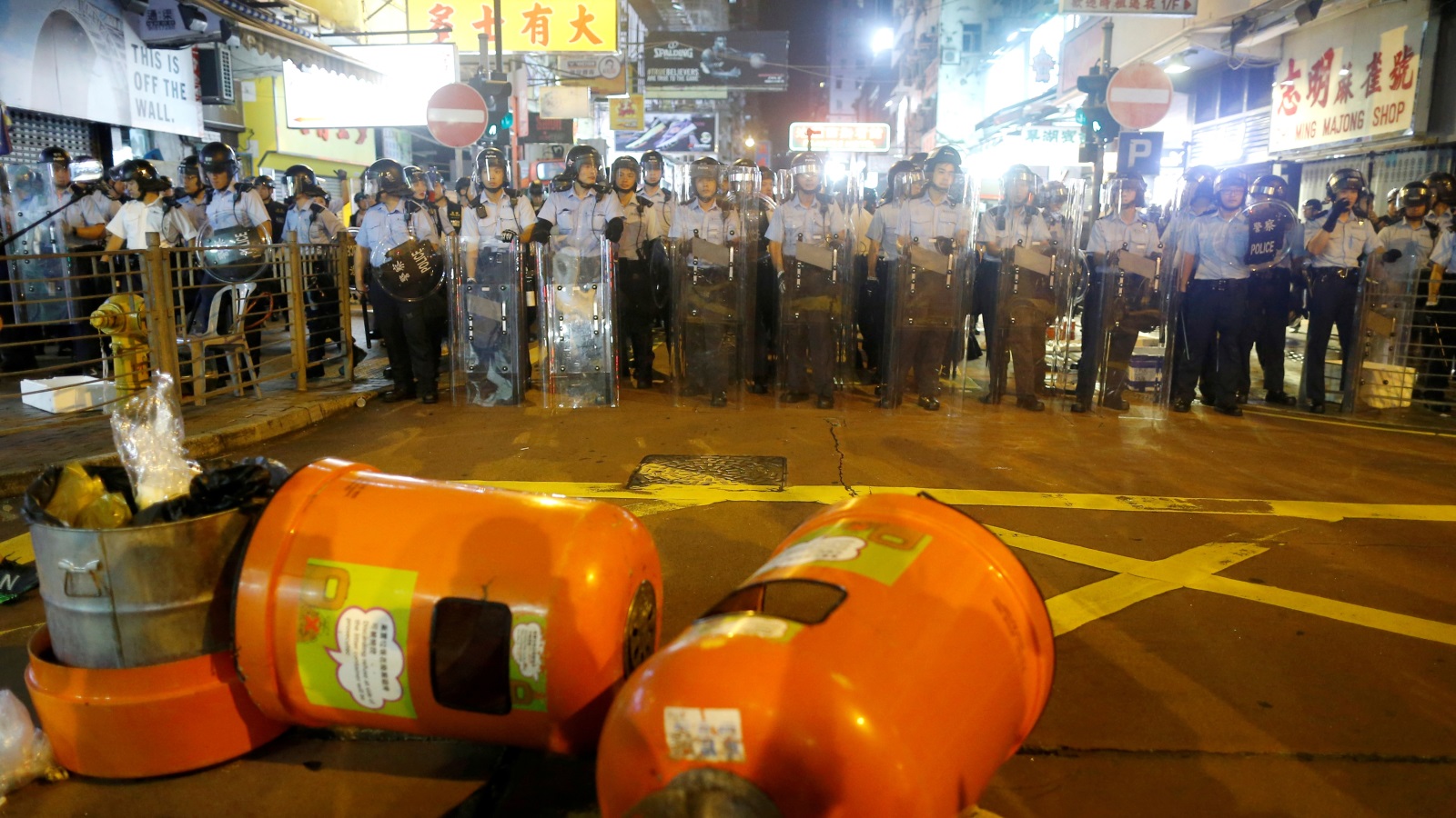 ‪الشرطة تمنع المحتجين من التقدم‬ (رويترز)