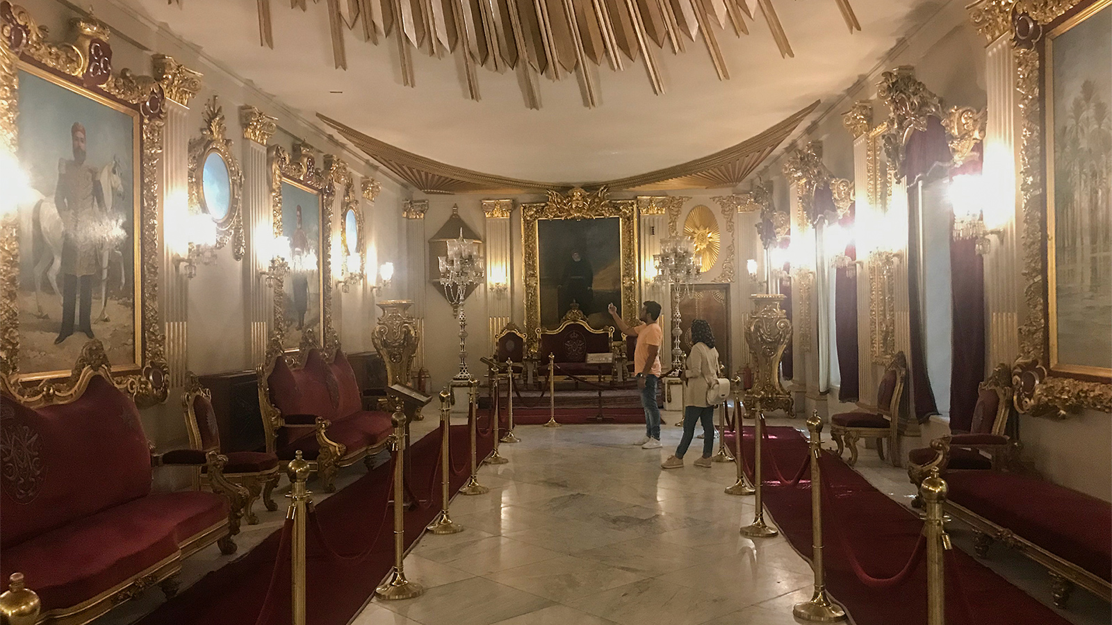 القصر يقتبس طرازه من فن العمارة الإيراني والمملوكي (الجزيرة)