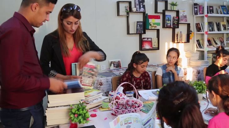 ناشطة تتطوع بفتح مكتبة للنازحين في دهوك