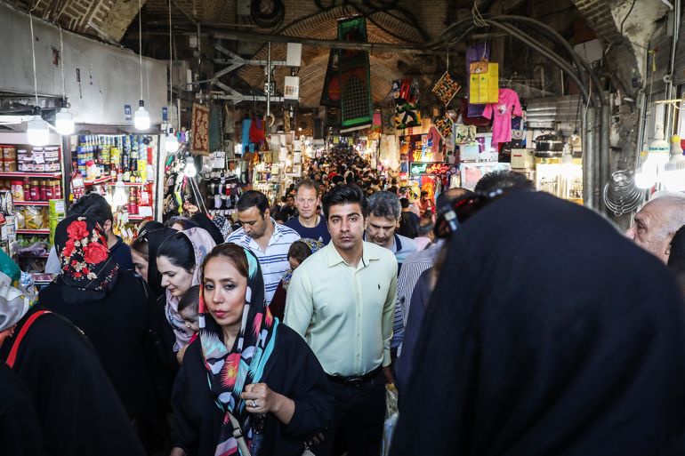 سوق طهران الكبير في شارع بانزده خرداد جنوب العاصمة طهران
