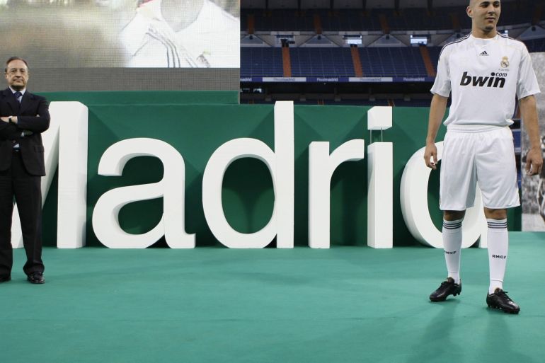 Real Madrid's new soccer player Karim Benzema (R) of France and Real Madrid President Florentino Perez pose during the presentation ceremony at Santiago Bernabeu stadium in Madrid July 9, 2009. REUTERS/Juan Medina (SPAIN SPORT SOCCER)