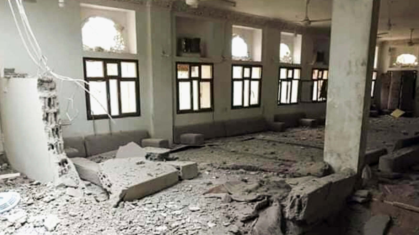 ‪بعد ساعات من انسحاب القوات الإماراتية الحوثيون يقصفون منزل محافظ مأرب‬ (الجزيرة)