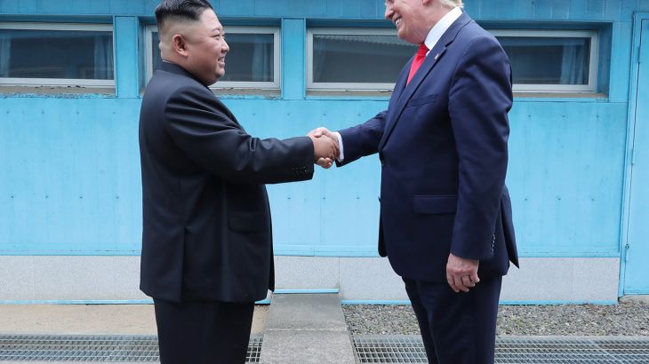 ترامب يعبر المنطقة المنزوعة السلاح بين الكوريتين ويلتقي كيم