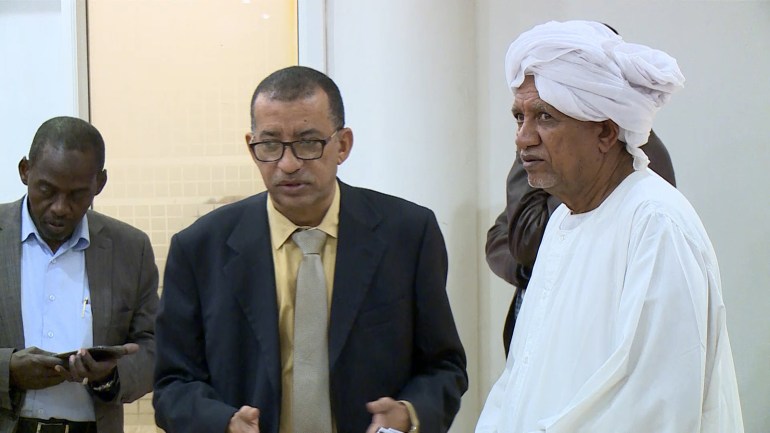 عمر الدقير رئيس حزب المؤتمر السوداني (وسط)